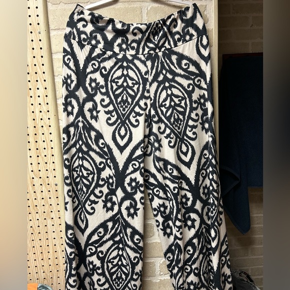 2 pairs of Wide leg pants, 95% polyester and 5% spandex - Picture 1 of 4